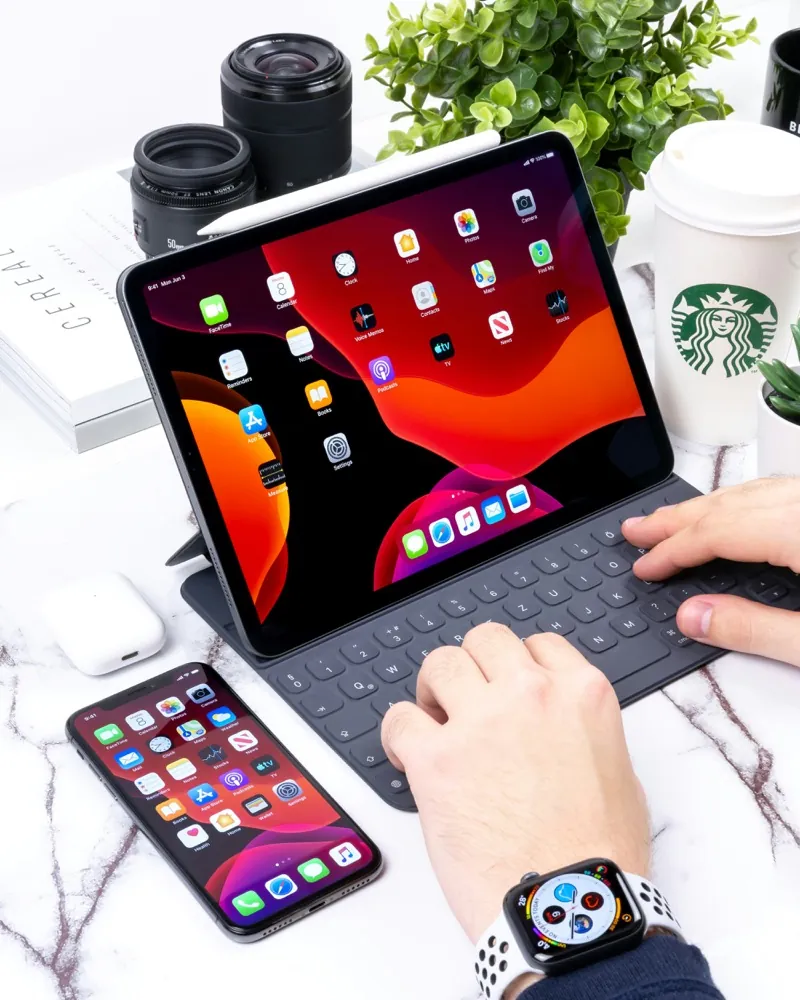 Un élève ouvre la SmartRoom sur sa tablette pour créer son compte gratuit