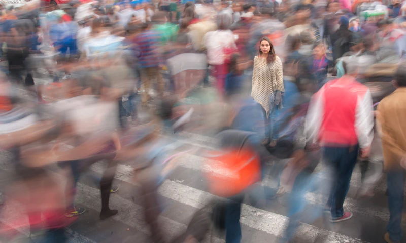 Foule de personnes en mouvement dans la rue