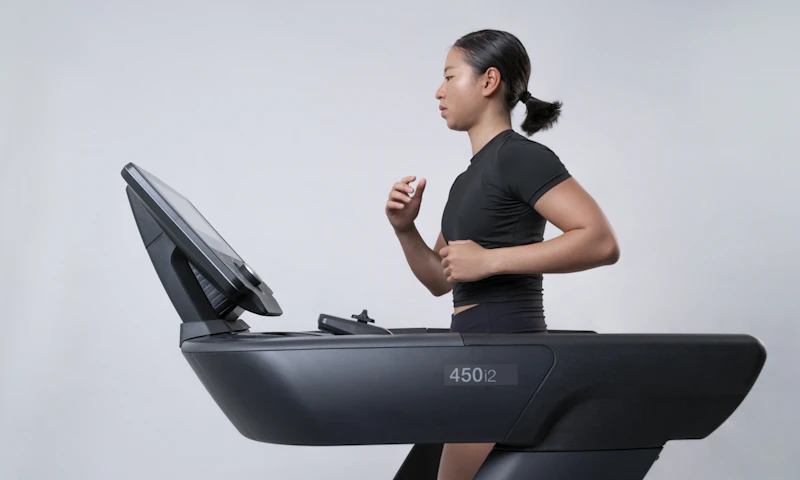 Coureuse sur un tapis de course pendant un test d'effort