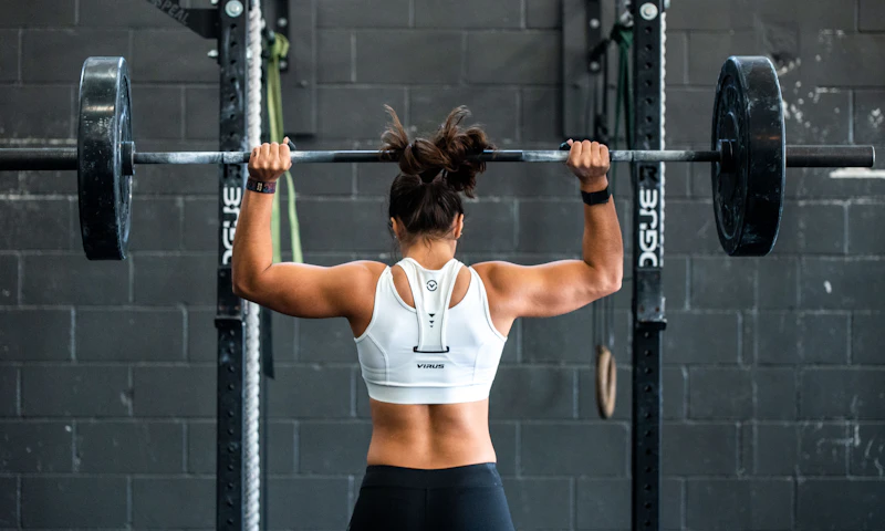 Pratiquante à la barre pendant une séance de musculation